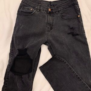 Levi distressed mom jean